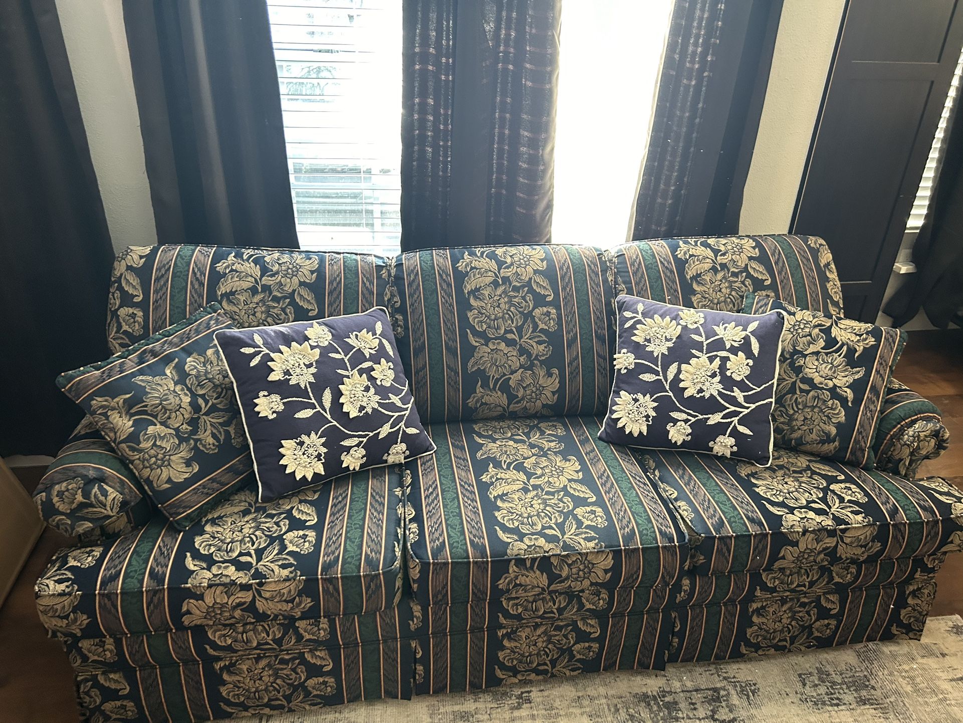 Sofa Bed With 4 Throw Pillows Like New .Free. 