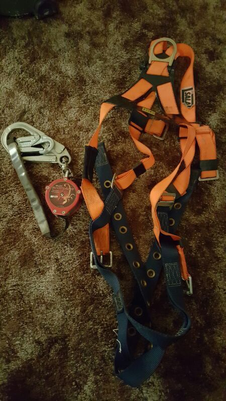 Construction harness lanyard yoyo scorpion.