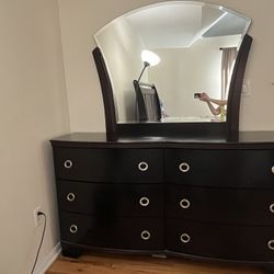 Dresser with big mirror & 6 drawers 63”L*17”W*36”H. Mirror dimension:40”L*38”H