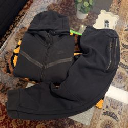 Nike Tech Black Fleece Full Set (Size Small)