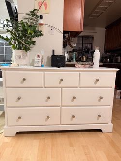 White 7-Drawer Dresser with Includes a mirror