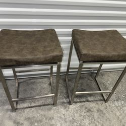 Sherese 30 inch Contoured Seat Counter Stool (Set of 2) in good condition 