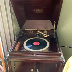 Antique Crank Victrola In Beautiful Condition Working By Victrola