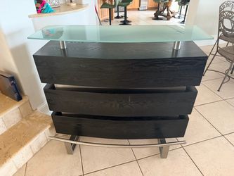 Black bar