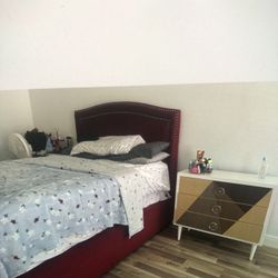 Cama Y Dos Mesas 