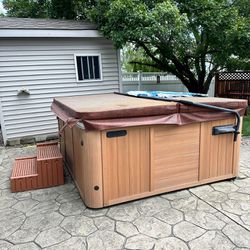 Island Spas Backyard Hot tub With Cover 