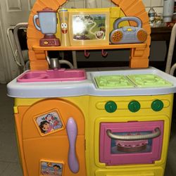 Dora Kitchen (2005)