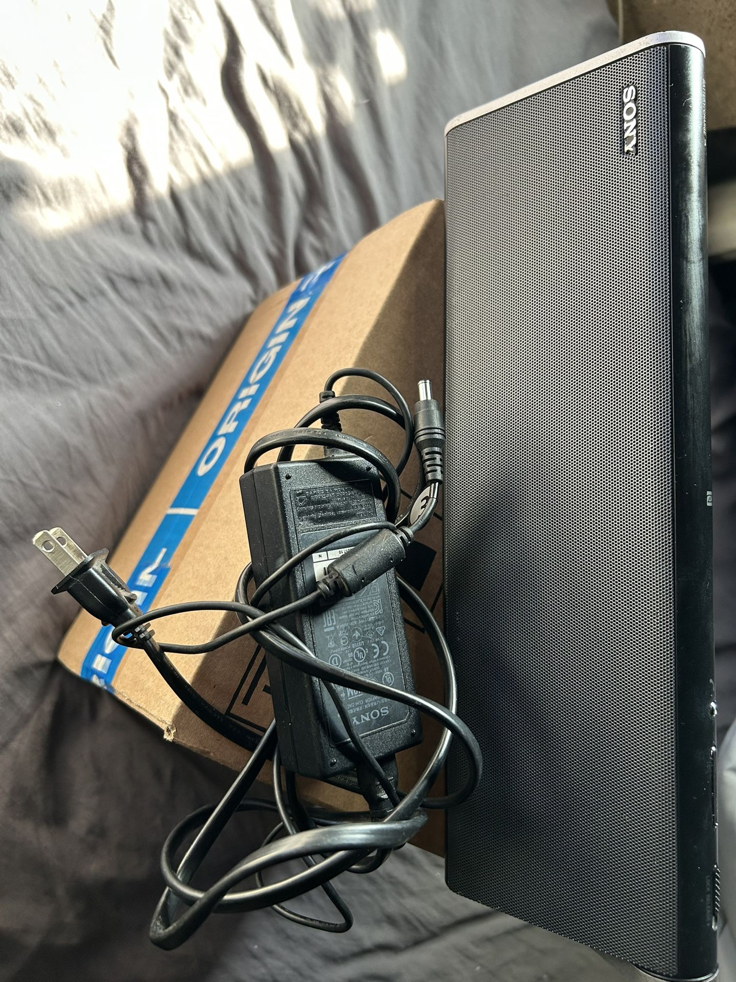 Speaker Sony Bluetooth Portátil Con Su Cargador Toca Muy Bonito