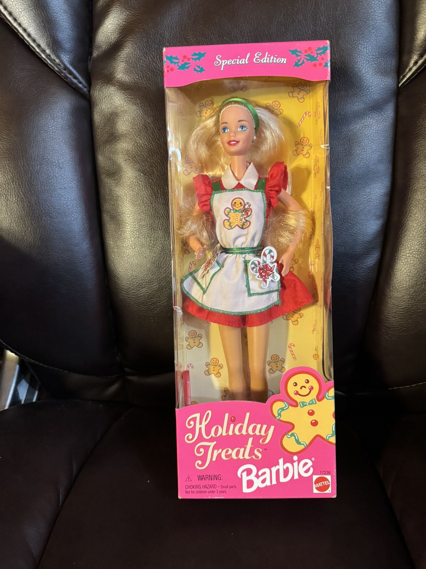 Holiday Treats 1997 Barbie Mint #17236 Special Edition Barbie Doll NIB sealed Vg