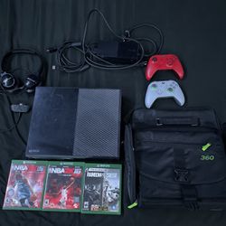 Xbox One 500gb With Two Controllers Turtle Beaches Headset And Xbox Carry On Bag With 3 Games 