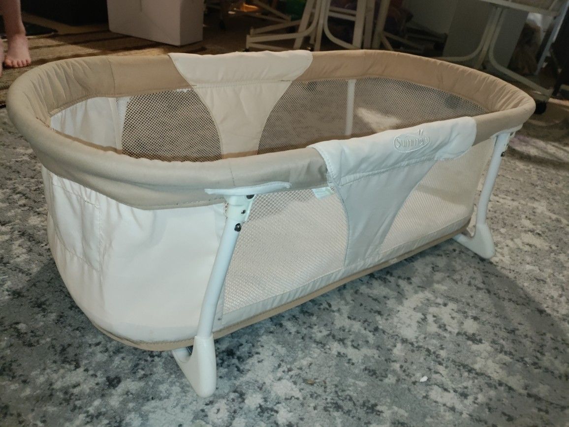 Infant Sleeper/Bassinet! Great Shape! Easy fold up for storage!
