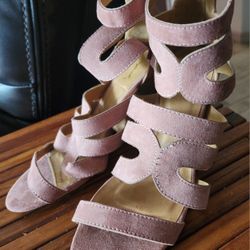 Stylish Lady's Nude Pink Quipid Heels in 7.5 Size in Great Condition. Located in Venice.
