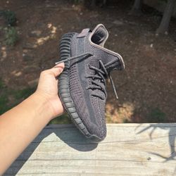 (SIZE MENS 8)Yeezy 350