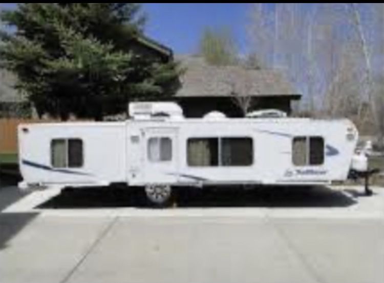 WHOEVER LOVE CAMPERS, YOU CAN’T MISS THIS NEW, BOTTOM PRICE, HUGE...HUGE....CLEAN....CLEAN 2005 HARD SIDED POP UP TRAILER. EVERYTHING LIKE BRAND N