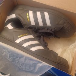 Size 8 Adidas 