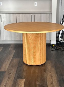 Simtonal Round Wood dining table