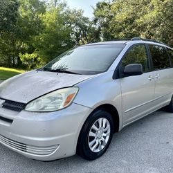 8-passenger 2007 Sienna 