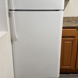 FRIGIDAIRE FRIDGE WHITE