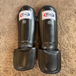 Fairtex Muay Thai/ Kickboxing Shin Guards Size M 
