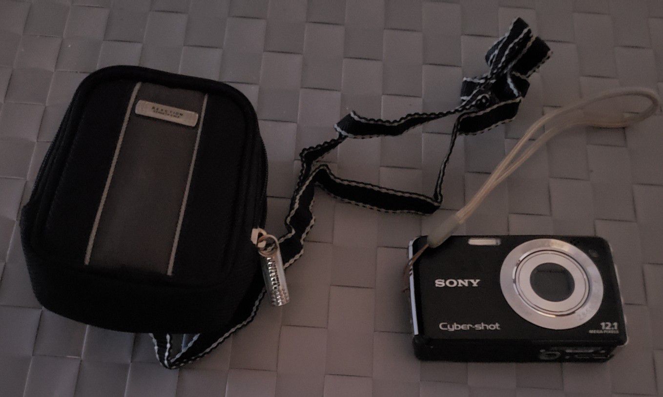 Sony Cyber Shot Digital Camera w/ camera Bag