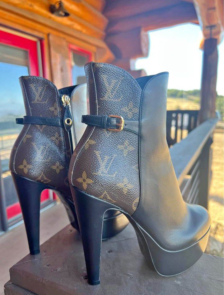 Woman's Louis Vuitton Boots for Sale in Blue Diamond, NV - OfferUp