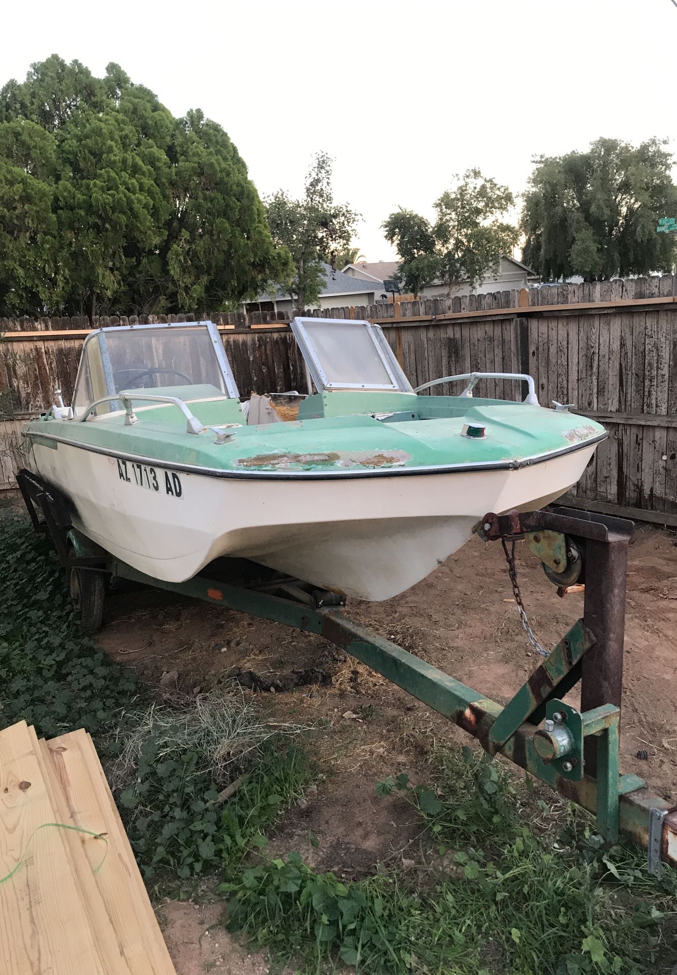 Glastron Trihull Pleasure Boat 15’