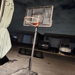 Portable basketball hoop