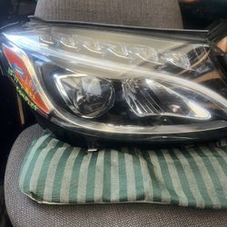 2015-18 C CLASS  RIGHT  HEADLIGHT 