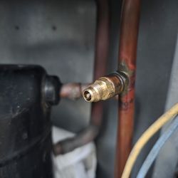 3 ton carrier package unit in great condition. No leaking, no issues, all capacitors new.