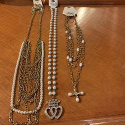 NEW NECKLACES WITH EARRINGS . THE NECLACES WITH THE CHAINS ARE GOLD COLOR. $8.00