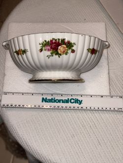Royal Albert OLD COUNTRY ROSES Fluted Serving Bowl with Handles 9 Inches