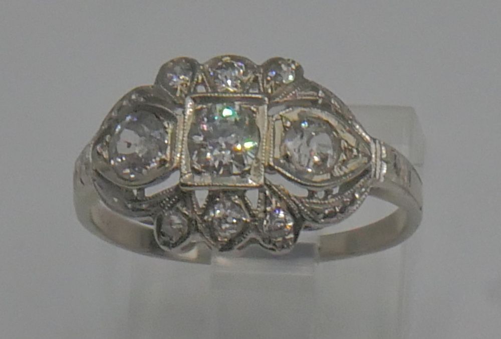 14KT WHITE GOLD ANTIQUE RING SIZE 7.5 2.3 GRAMS 1 CARAT OF DIAMONDS STUNNING PRE OWNED. STUNNING . ANTIQUE WITH APPROXIMATELLY 3 DIAMONDS 0.25PTS ;