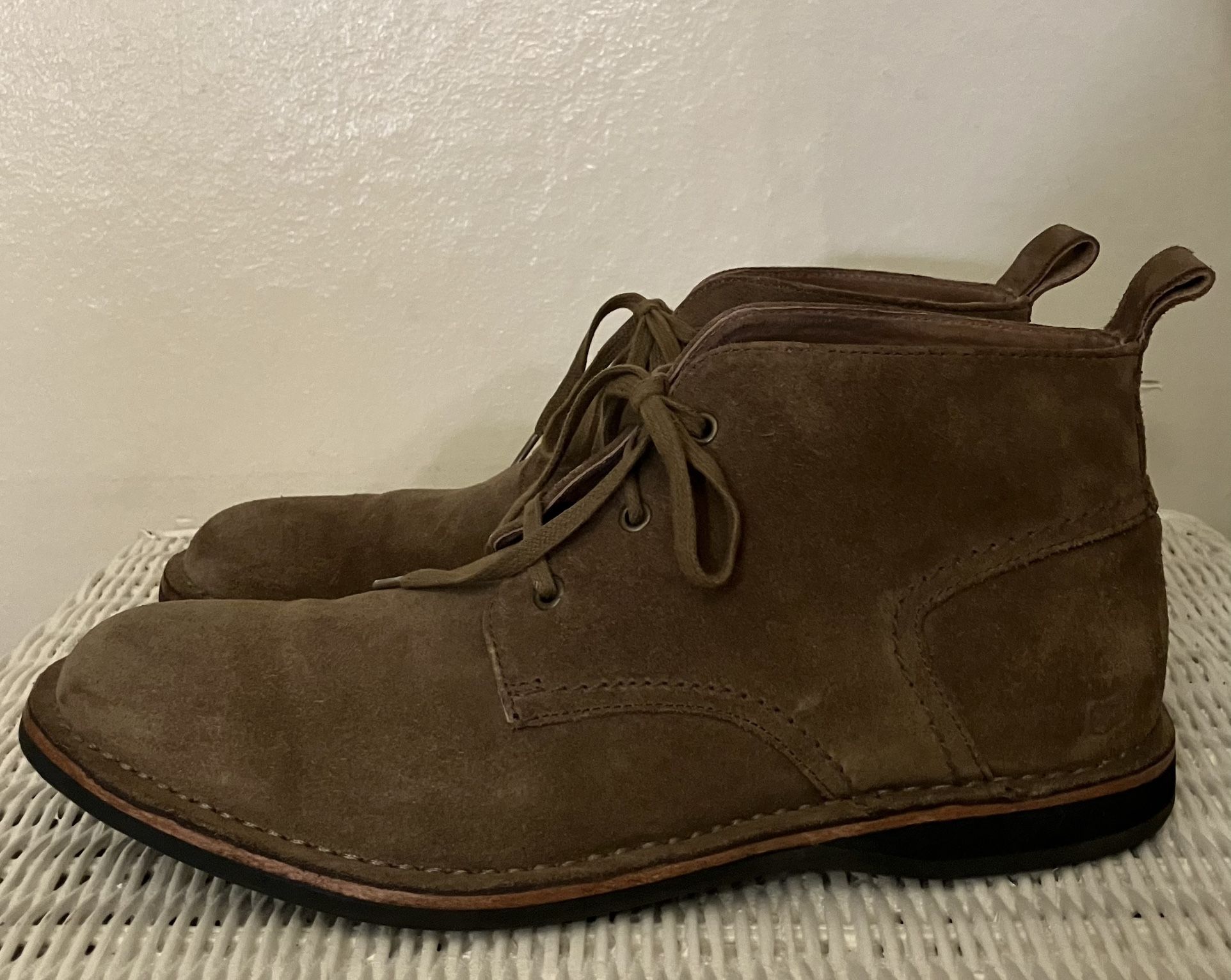 Men’s Andrew Marc Dorchester Suede Chukka Ankle Boots, Excellent Condition, Size: 8.5, Retails: $178