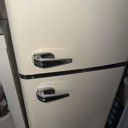 INSIGNIA RETRO MINI FRIDGE 