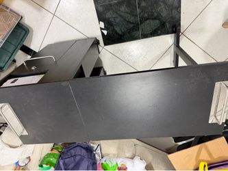 Mesa de manicure con pinturas y algunos accesorios