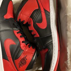 Air Jordan 1 Mid Reverse Bred