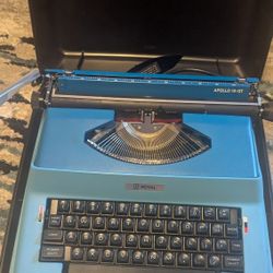 Vintage ROYAL Apollo 12-GT SP-8500 Electric Typewriter Blue Japan