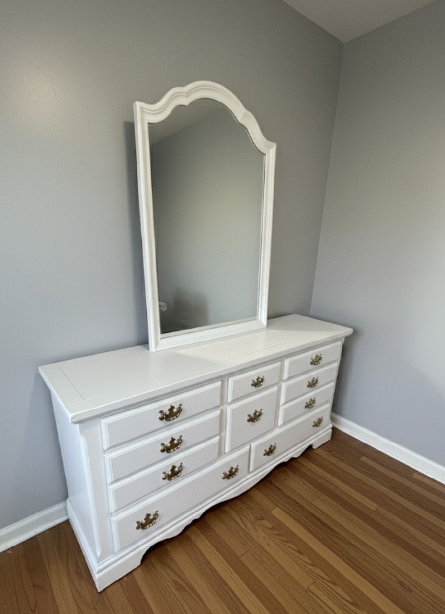 Dresser With Mirror 