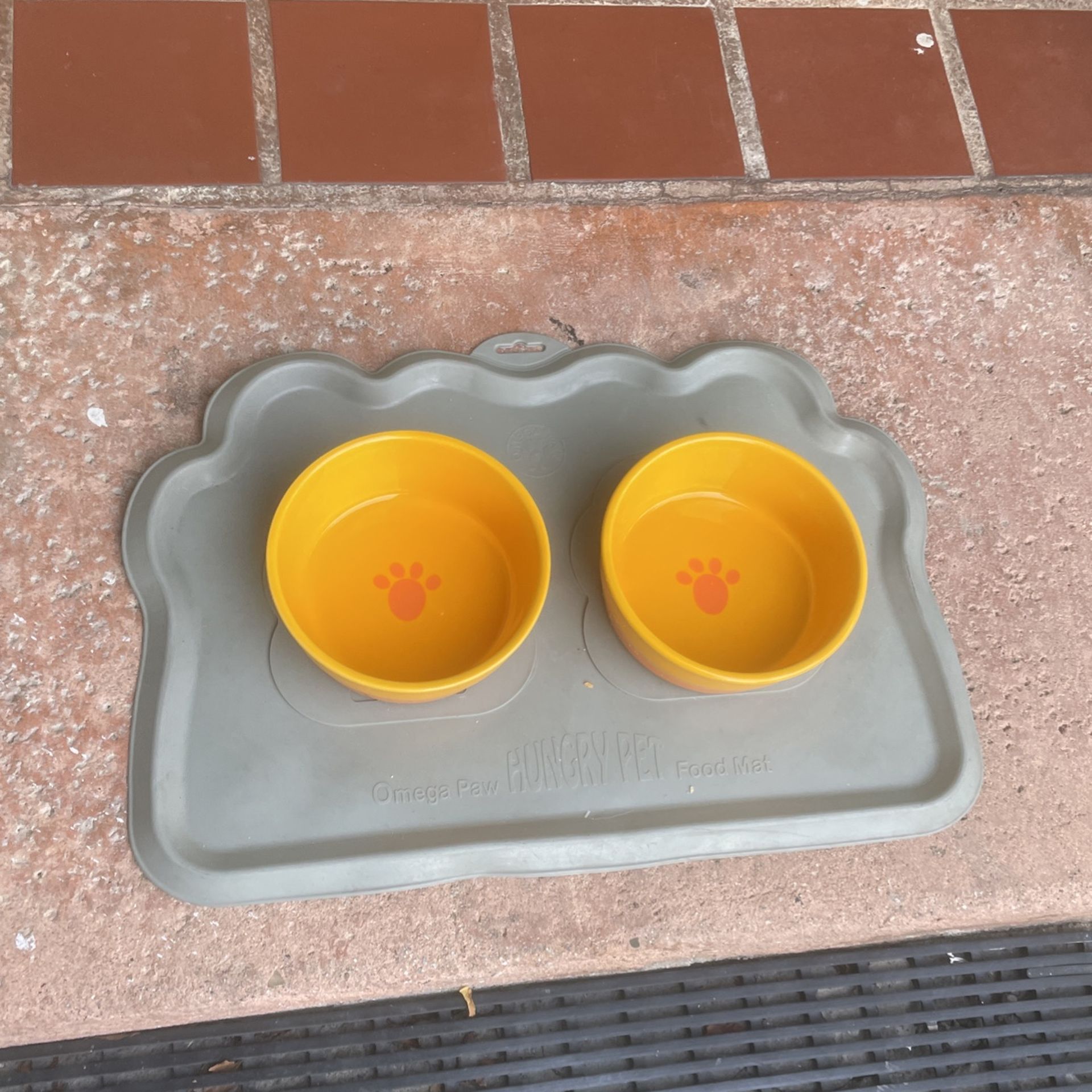 Omega Paw Hungry Pet Food Bowls And Matt for Sale in Santa Ana, CA OfferUp