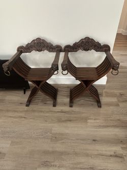 Set of 2 Italian folding chairs "Savonarola" model, 1960s Intact and in excellent condition. Walnut wood.