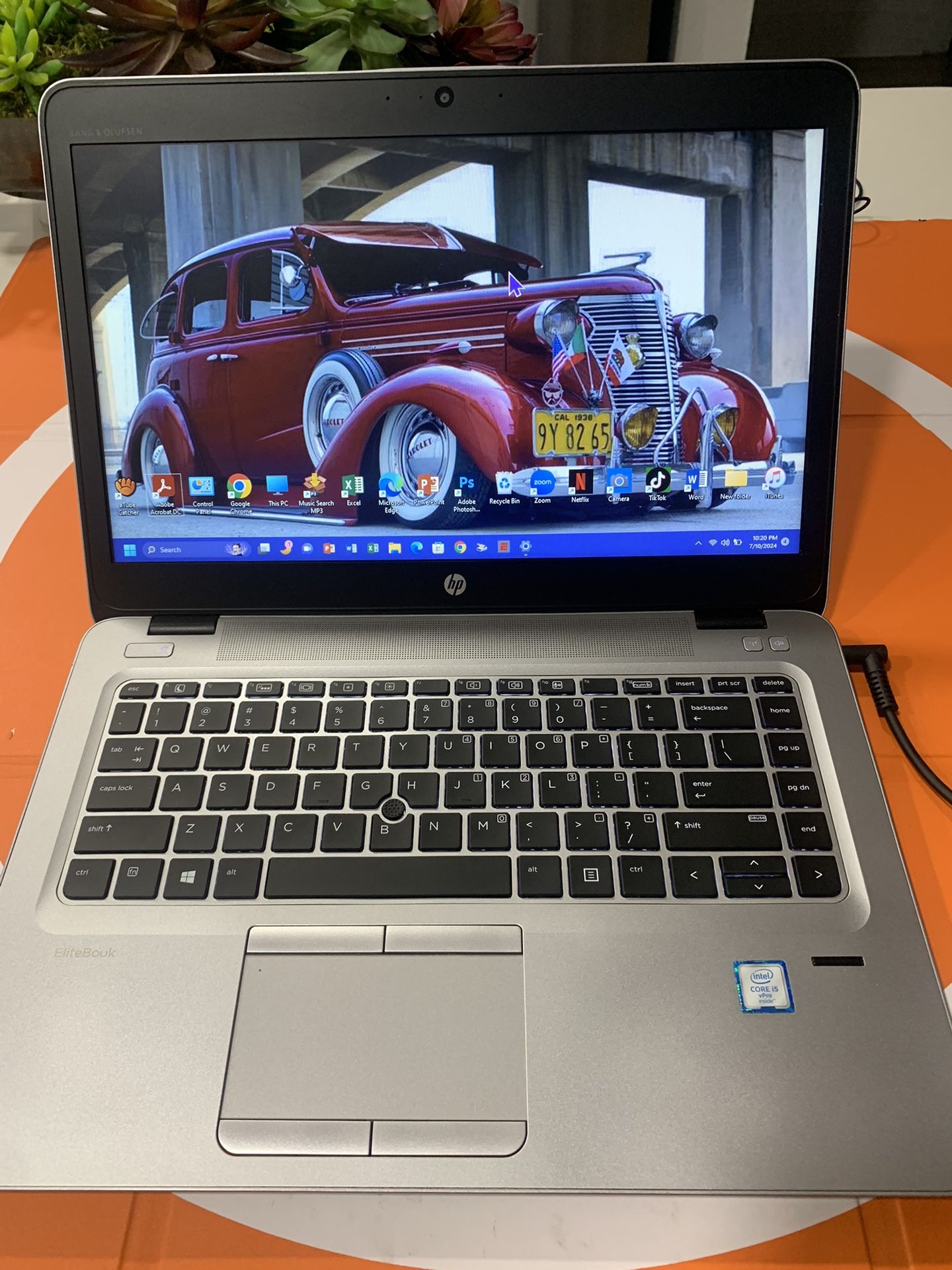 i5…i5…i5 …HP ELIBOOK 840 G3 . FULLY LOADED ADOBE ACROBAT MICROSOFT, PHOTOSHOP ….( No credit Card Needs) 2560 GB SSD 8.0 GB RAM .WEBCAM