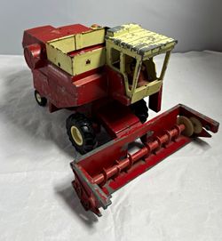 Ertl International Harvester Combine 1:16 Diecast Metal Farm Vehicle Red Cream