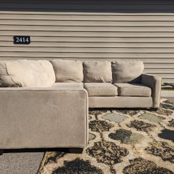 🛋️💥 Ashley Beige Sectional 💥 Free Delivery And Financing Available!