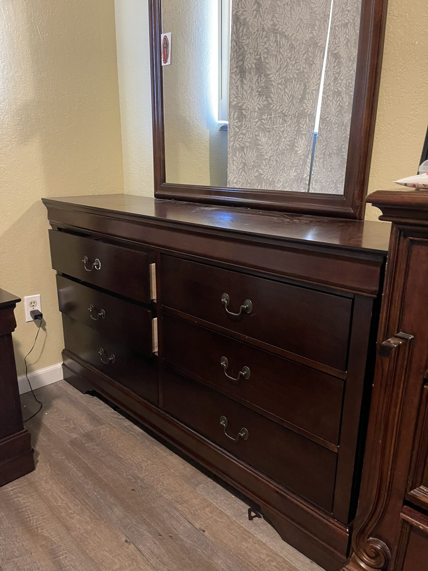 Dresser W/Mirror