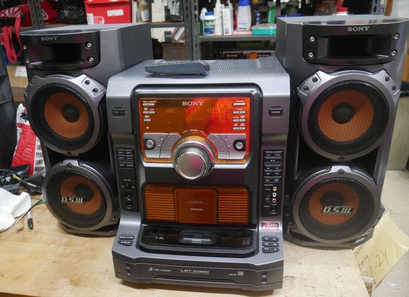 Sony LBT-ZX66i MUTEKI Component 560 Watt Stereo System with Speakers And Remote. used. tested. in a good working order.