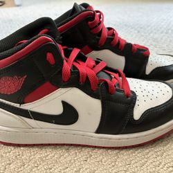 Air Jordan 1 Mid ‘Chicago Black Toe’ GS size 4.5Y – Used – Really good condition