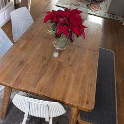 Casterly dining Table (extendable) 