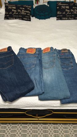 3 Jeans “levy’s and 1 wrangler  size 30x32 and 31x32