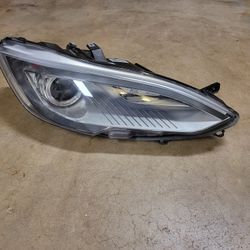 2012 - 2015 Tesla Model S Headlight Xenon Oem Passenger Side 