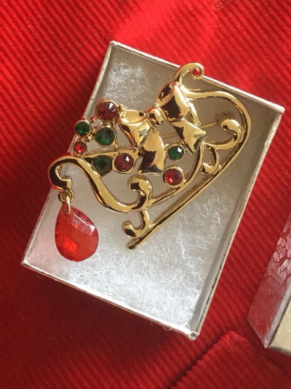 Holiday brooch 🌲🛷Winter sleigh great for scarf 🧣 or coats 🧥
